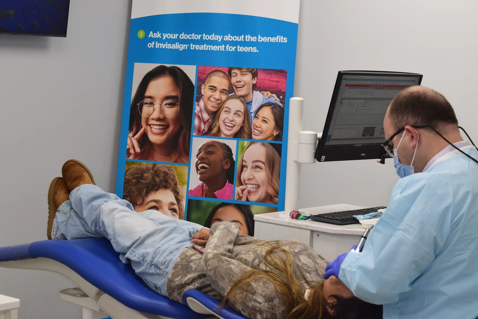 Доктор Boris Pinhasov принимает пациента в кресле BP Smiles Orthodontics.